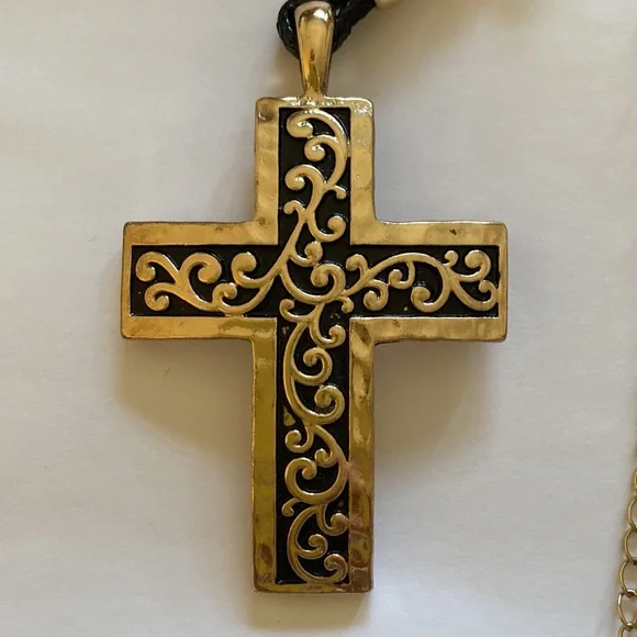VINTAGE 1946 GOLD TONE CROSS ON BLACK CORD UNISEX NECKLACE - Picture 3 of 5